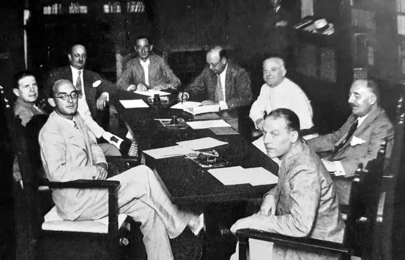 https://wakacast.com  - Jury at Venice film festival 1932.